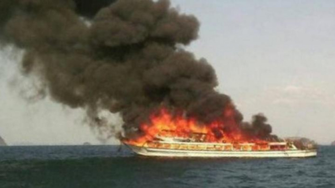 Kapal feri Thailand terbakar, 8 April 2015