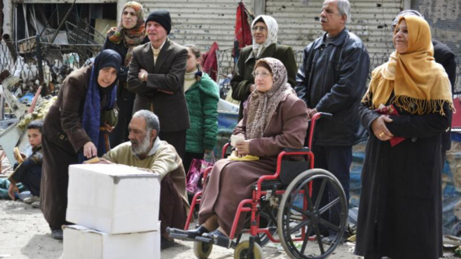 Pengungsi Palestina menunggu bantuan kemanusiaan di Yarmouk.