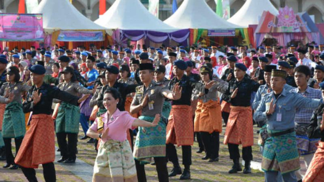 Tari Rentak Zapin Melayu yang digelar di Batam, Jumat (10/4/2015)