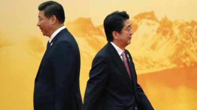 Presiden China Xi Jinping dan PM Jepang Shinzo Abe 