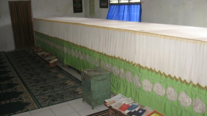 Makam keramat Habib Abdullah Bin Ali Al Uraidhi. Makam yang berada di Kampung Kramat, Desa Sukawali, Kecamatan Pakuhaji, Kabupaten Tangerang ini punya panjang liang lahat 9 meter.