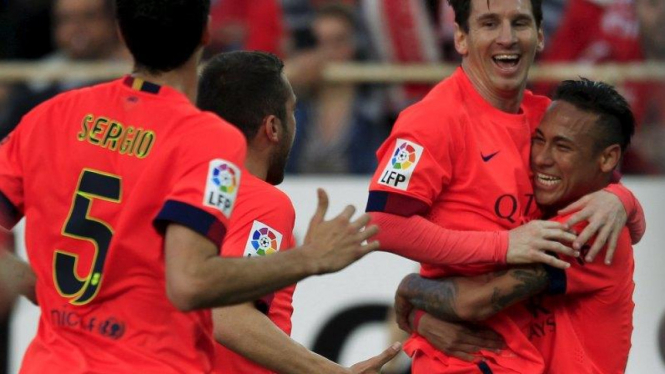Pemain Barcelona merayakan gol ke gawang Sevilla