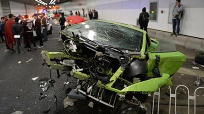 Lamborghini dan Ferrari yang terlibat kecelakaan di Tiongkok