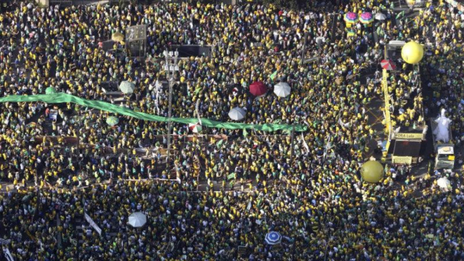 Ratusan ribu rakyat Brasil kembali turun ke jalan, 12 April 2015.