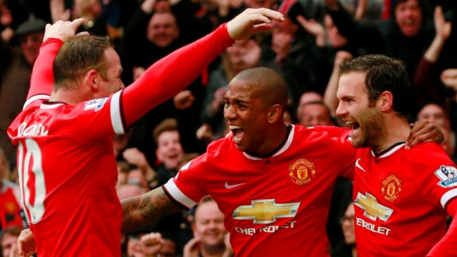 Pemain Manchester United merayakan gol Ashley Young