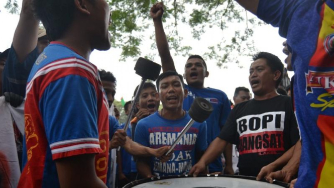 Aremania gelar demo di depan kantor DPRD Malang