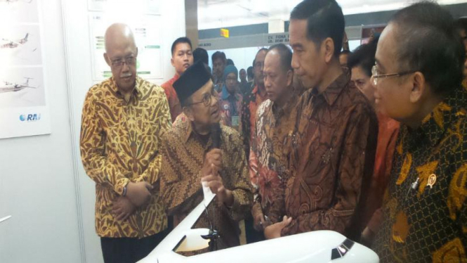 BJ Habibie menjelaskan pesawat R80 ke Presiden Jokowi