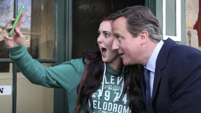 PM Inggris selfie bersama warga
