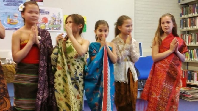 Anak-anak Belanda mengenakan baju tradisional Indonesia