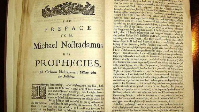 Buku ramalan Nostradamus.