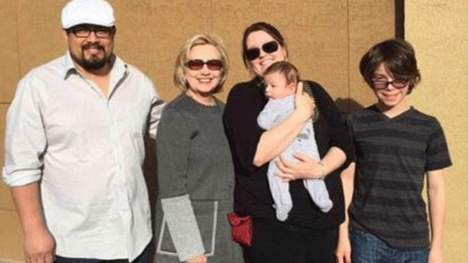 Hillary Clinton berfoto bersama satu keluarga di Pennsylvania.