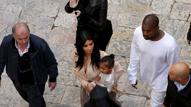 Kim Kardashian dan Kanye West baptis putri mereka di Yerusalem.