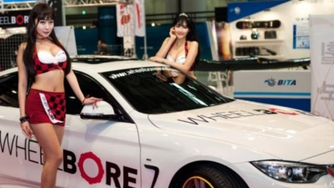 SPG seksi meriahkan Seoul Motor Show 2015.