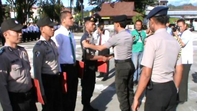 Kapolda Sulawesi Tengah memberikan penghargaan kepada personelnya