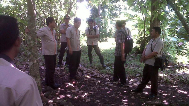 Petugas memeriksa lokasi kuburan massal tahun 1965 di Semarang