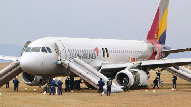 pesawat asiana airlines tergelincir