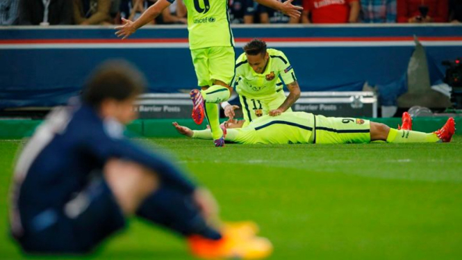 Pemain Barcelona, Luis Suarez, saat cetak gol ke gawang PSG