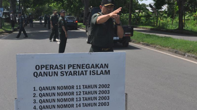 Petugas saat menggelar razia syariat Islam di Aceh, Kamis (16/4/2015)