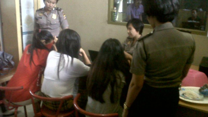 Ibu hamil pencuri motor saat diperiksa petugas kepolisian, Kamis (16/4/2015)