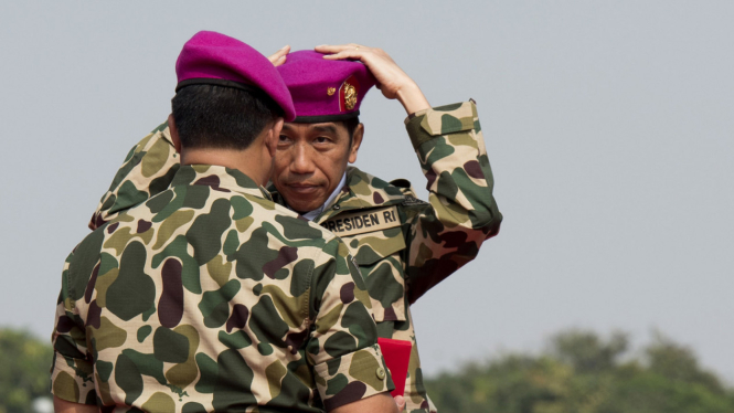 Jokowi saat dinobatkan jadi warga kehormatan TNI.