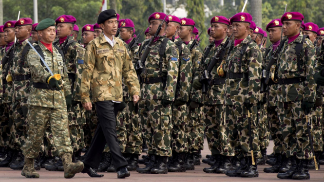 Presiden Jokowi saat dinobatkan sebagai warga kehormatan TNI.