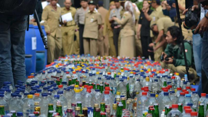 Ribuan botol berisi miras yang dimusnahkan di Kota Malang