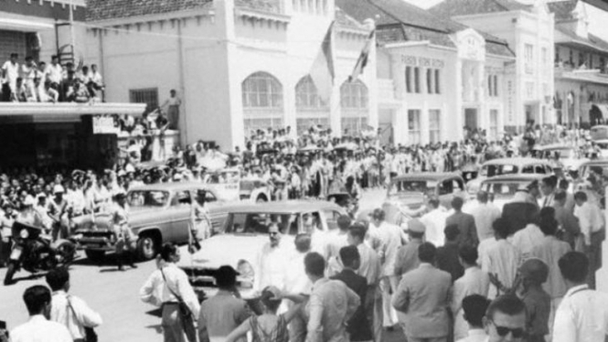 Warga Bandung menyambut digelarnya KAA pada 1955.