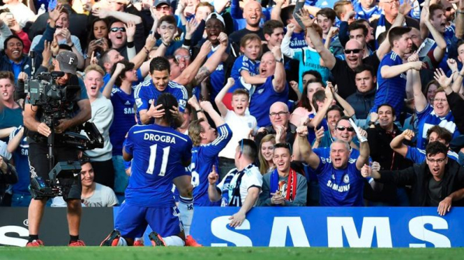 Dua pemain Chelsea, Eden Hazard dan Didier Drogba merayakan gol