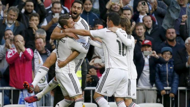 Para pemain Real Madrid merayakan gol ke gawang Malaga