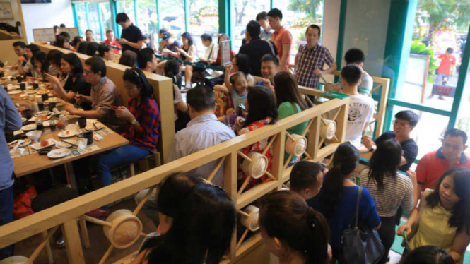 Pengunjung antre untuk makan dim sum di restoran Tim Ho Wan