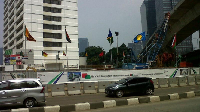 Proyek MRT dipasangi bendera peserta KAA