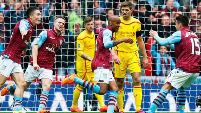 Para pemain Aston Villa merayakan gol ke gawang Liverpool