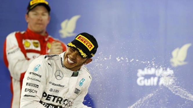 Pembalap Mercedes, Lewis Hamilton usai memenangi F1 GP Bahrain 2015