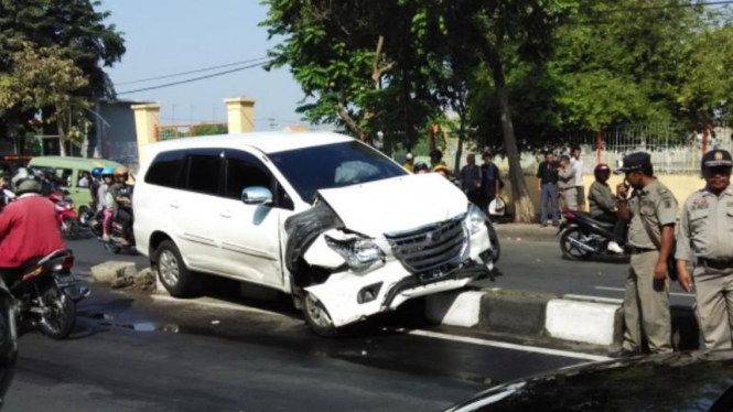 Mobil Innova L 1549 XM tabrak tiga mobil dan tiga motor.