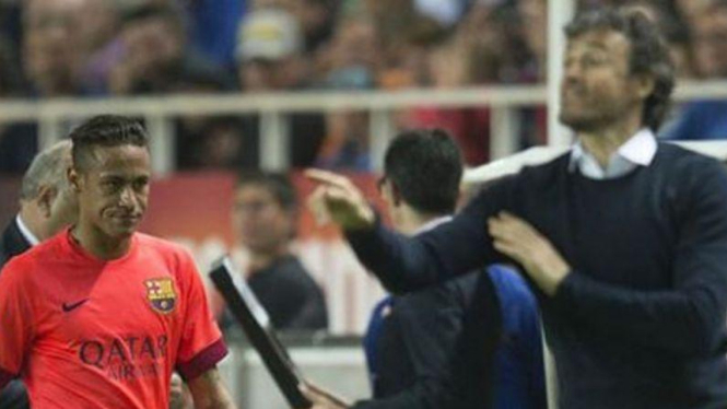 Reaksi pemain Barcelona, Neymar, saat diganti Luis Enrique