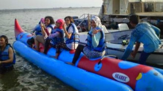 Mencoba banana boat di Pulau Bidadari.