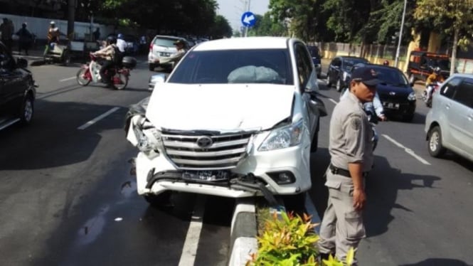 Mobil Innova L 1549 XM tabrak tiga mobil dan tiga motor.