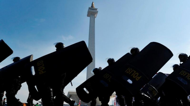 Pasukan polisi bersiap amankan Jakarta dari unjuk rasa. 