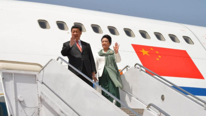 Presiden China Xi Jinping dan istrinya, Peng Liyuan, tiba di Islamabad.
