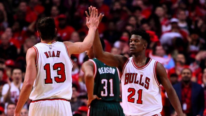 Pemain Chicago Bulls merayakan kemenangan di NBA