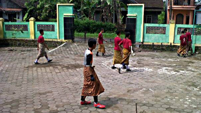 Siswa SMP Muhammadiyah 2 Boja Bermain Futsal Jarit