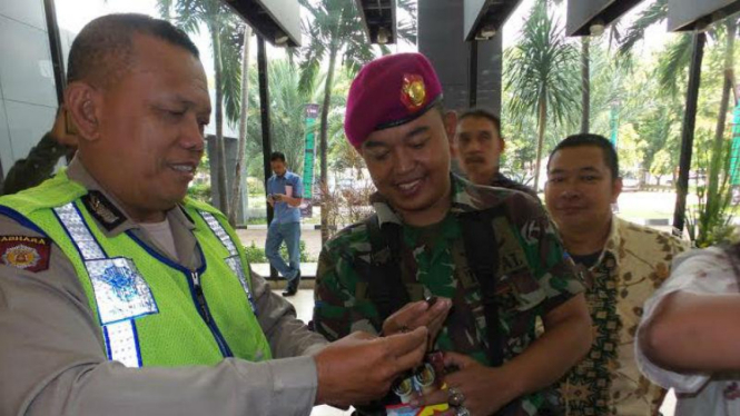 Anggota TNI dan Polri di Pameran Batu Akik