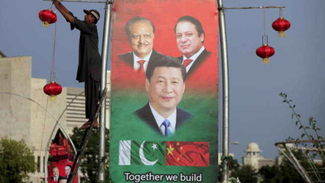 Spanduk memperlihatkan Presiden dan PM Pakistan serta Presiden China.