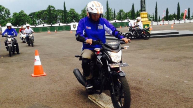 Safety Riding yang digelar PT DAM di Bandung, Jawa Barat, Selasa (21/4/2015).