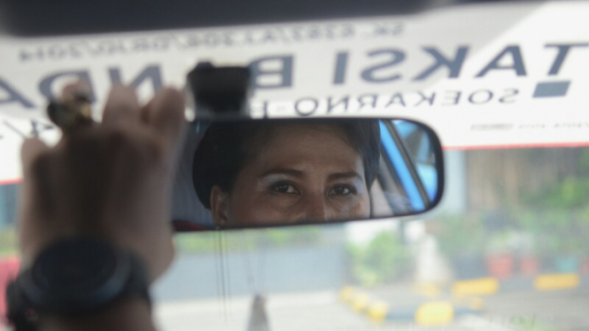 Pengemudi wanita mempersiapkan kendaraan saat mengikuti program 'Kartini Masa Kini' yang diselenggarakan di pool Blue Bird, Jakarta.