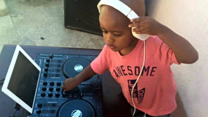 DJ AJ, disc jockey berusia 2 tahun
