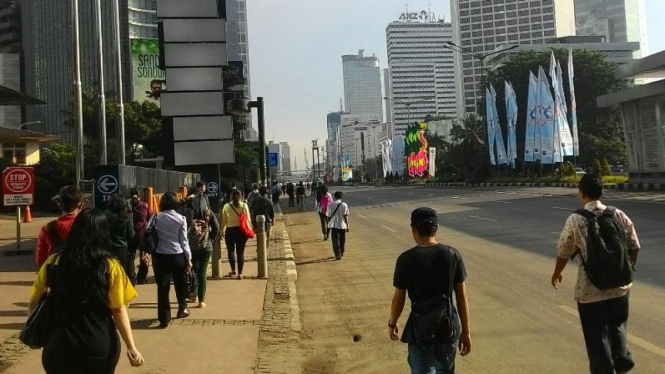 Ribuan pekerja berjalan kaki di Jalan Sudirman, Rabu (22/4/2015)