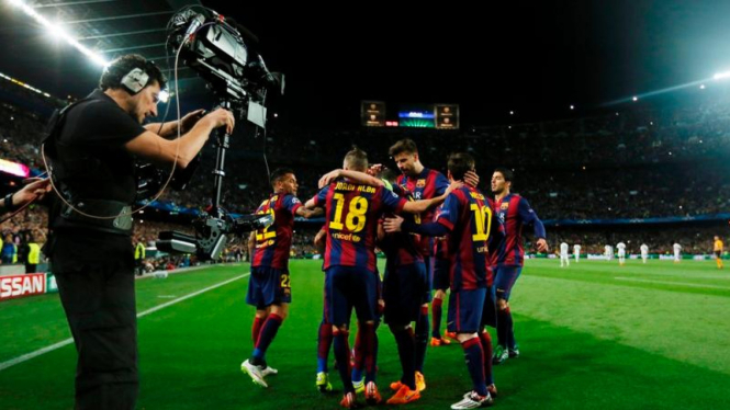 Para pemain Barcelona merayakan gol Neymar