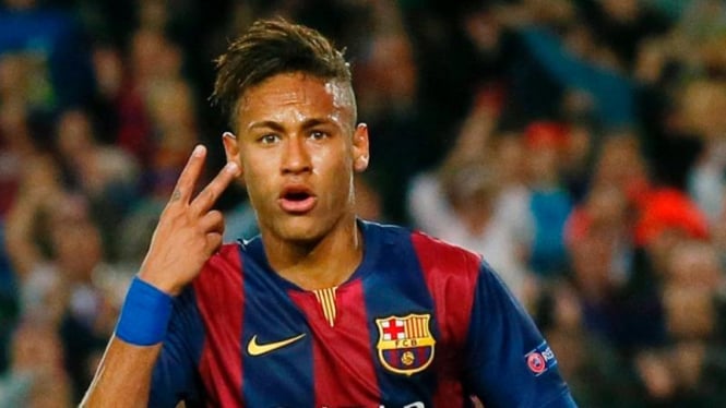 Pemain Barcelona, Neymar, usai mencetak gol ke gawang PSG