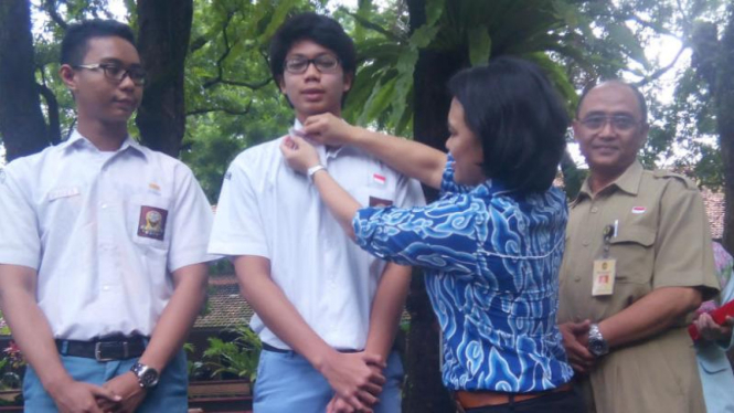 KPK menyematkan pin kepada siswa SMA 3 Yogyakarta